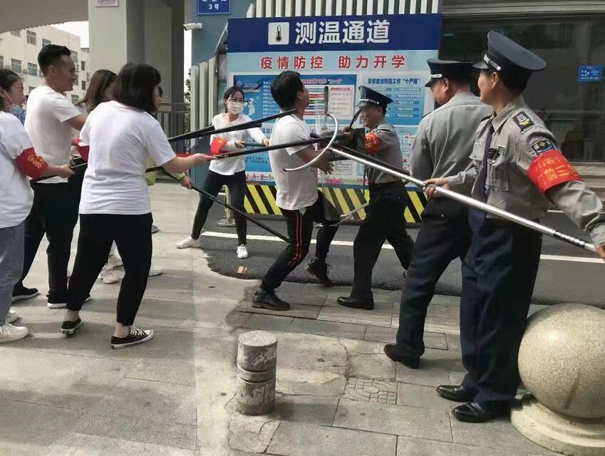 公安分局內(nèi)保大隊、獵鷹保安公司聯(lián)合開展校園反恐防暴演練活動