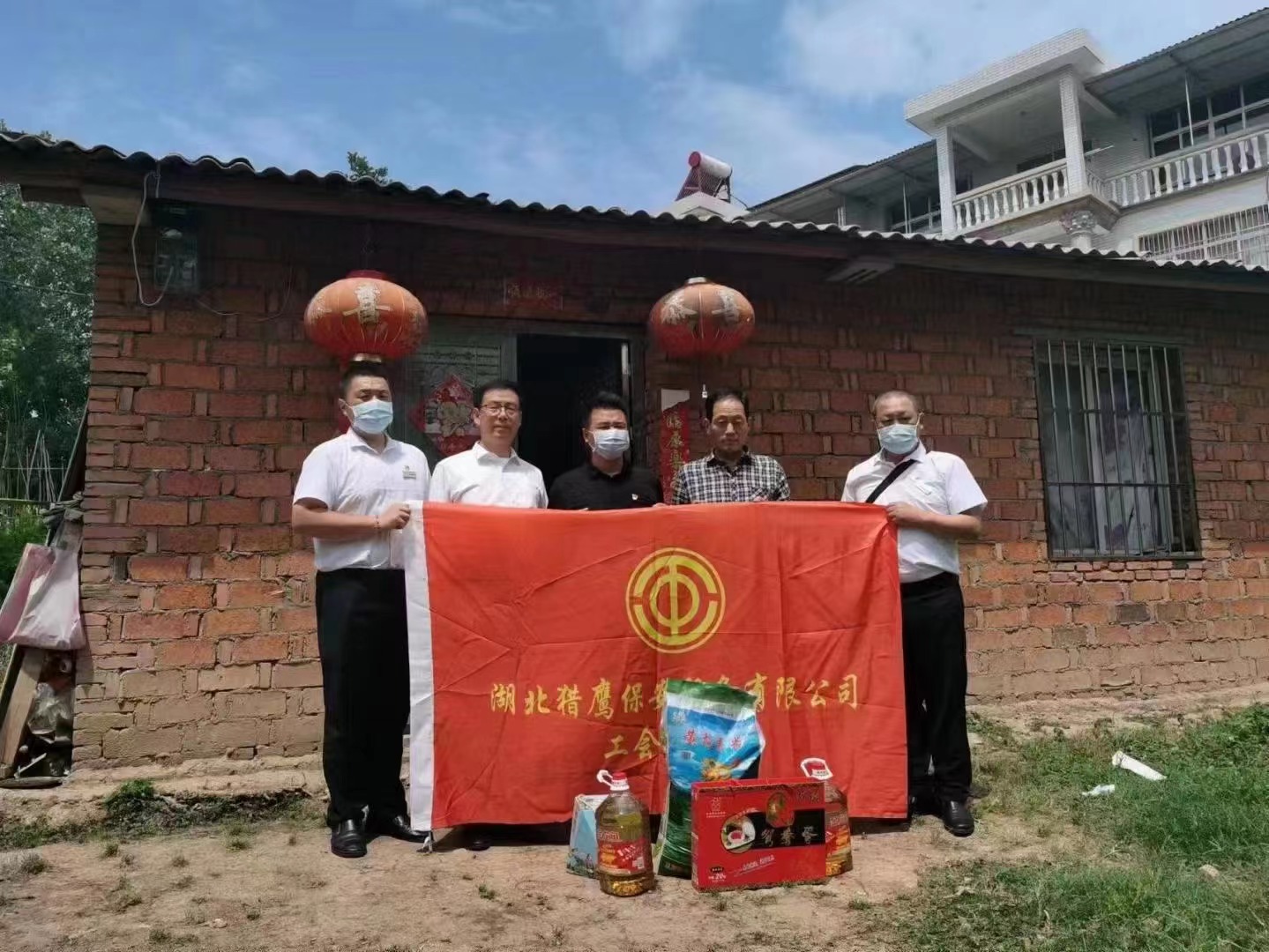 端午節(jié)將至，獵鷹企業(yè)組織員工走進(jìn)鄉(xiāng)村，為老人送去生活物資