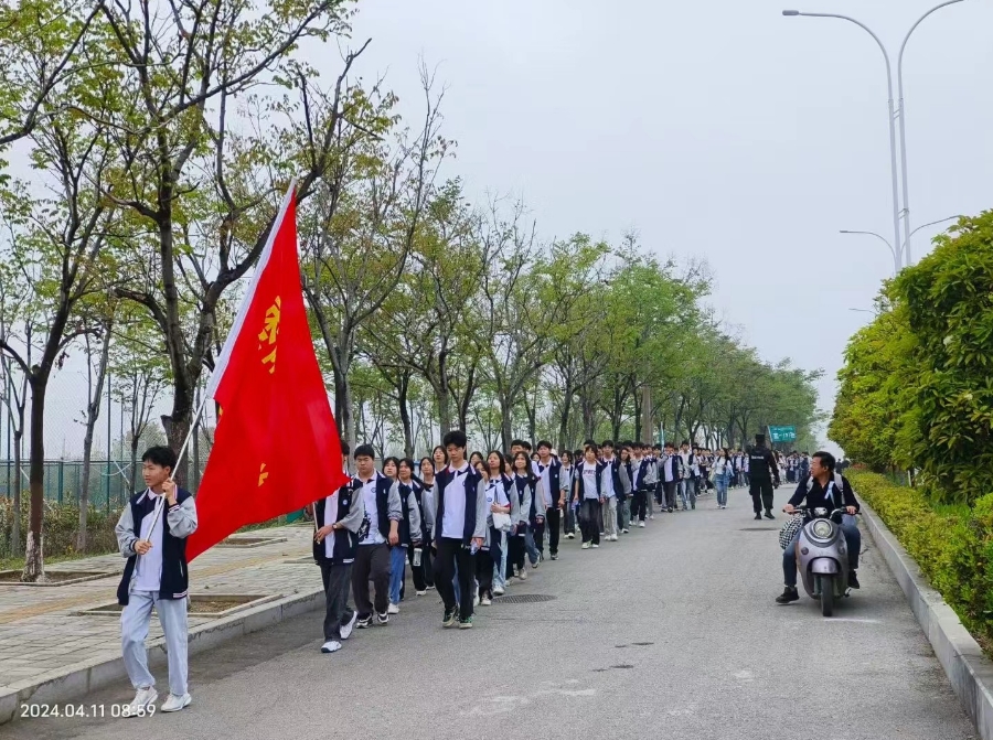 棗陽市師苑高中 春風(fēng)伴研學(xué)，獵鷹保護(hù)航。